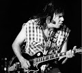 Neil_Young_playing_guitar