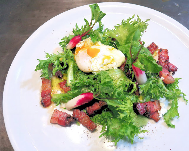 frisée aux lardons, œuf poché