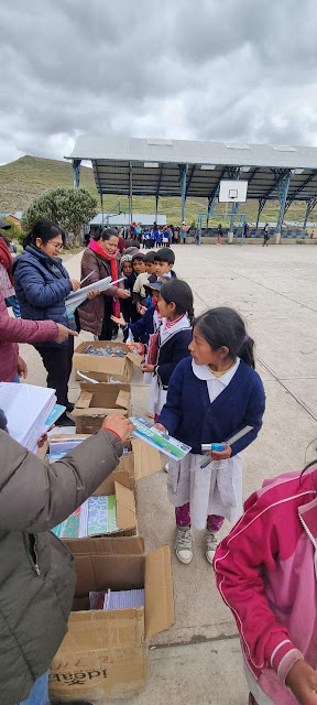 Fahrt zu den Bildungseinheiten von Puyo, Laguna, Choqe Cayara Alta, Choqe Cayara Baja, Caine und Bombori Bolivien. Wir sind am 16. März losgefahren, um die Schulsachen auszuliefern. Teil 01