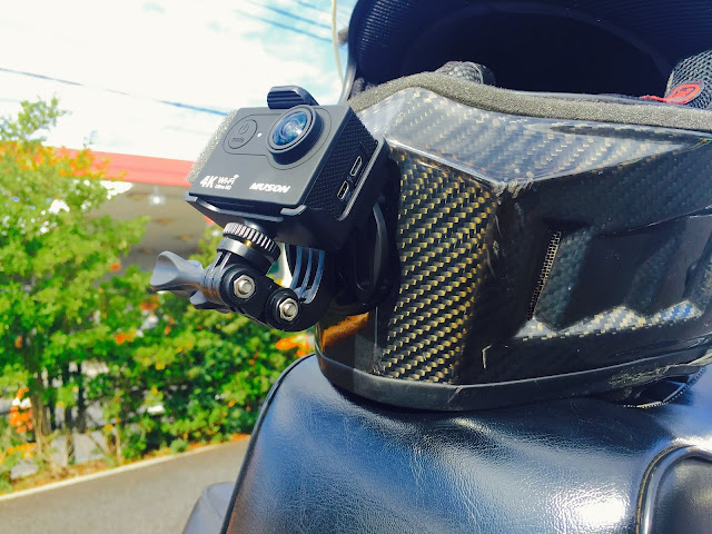 MUSON MC2カメラはネイキッドフレームに装着し、土台はヘルメットの顎部に装着