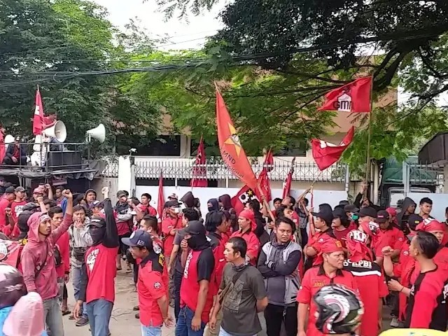 GMNI dan Massa Buruh Gelar Aksi: Tolak PHK Sepihak PT. Karet Mas