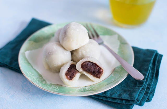 Mochi là một loại bánh dày nhân ngọt truyền thống của Nhật Bản làm từ bột gạo nếp mochigome giàu gluten. Nhân mochi rất đa dạng, tùy theo khẩu vị và sở thích của từng gia đình. Món bánh này không những được ăn trong cuộc sống hàng ngày mà còn là vật phẩm dâng lên thần linh và có ý nghĩa mang lại may mắn.