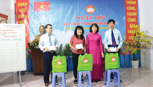 Đồng chí Nguyễn Thị Hồng Đào, UVBTV, Chủ nhiệm Ủy ban Kiểm tra Quận ủy  trao quà cho các gia đình khó khăn tại khu phố 3, Phường 27.