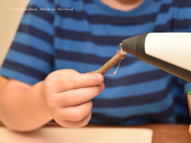 Herbstbasteln mit Kindern. Mit Naturmaterialien lassen sich viele tolle Kunstwerke gestalten! Diesmal entstand ein Fliegenpilz! Aus Walnussschalen, Eichelhütchen, Moos und Ästen.