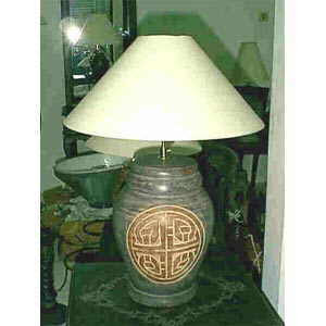 Antique table lamp with a holder of gerabah