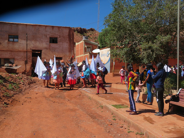 Die Frauen in Bolivien traditionell mit weißen Fahnen