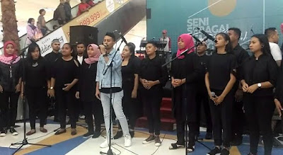 Dalam pentas selama tiga jam di Depok Town Square (Detos) itulah, Basudara Choir yang terdiri dari mahasiswa Universitas Darussalam dan Universitas Kristen Indonesia Maluku tampil dengan penuh pesona. Pengunjung Detos tak henti-henti memberi aplaus kepada para penyanyi dari Maluku ini sebab mereka mempertontonkan keberagaman Maluku dan Indonesia melalui lagu.