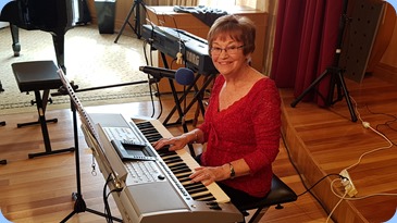 Diane Lyons playing her Yamaha PSR 3000.