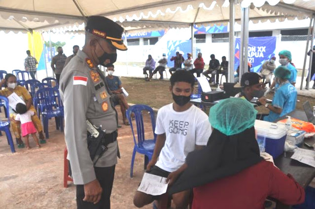 Untung Sangaji Tinjau Vaksinasi di Venue Balap Motor Keco Distrik Tanah Miring.lelemuku.com.jpg