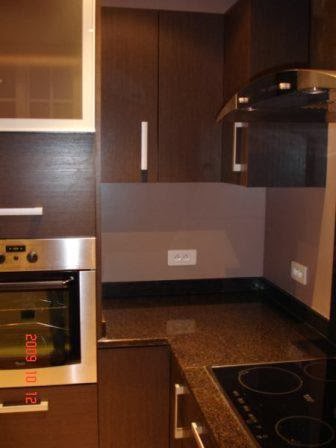 Cozinha equipada com eletrodomésticos