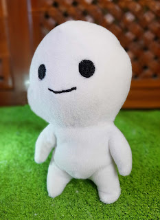 Boneka ikon Penthol dengan ekspresi khas dari stiker WhatsApp