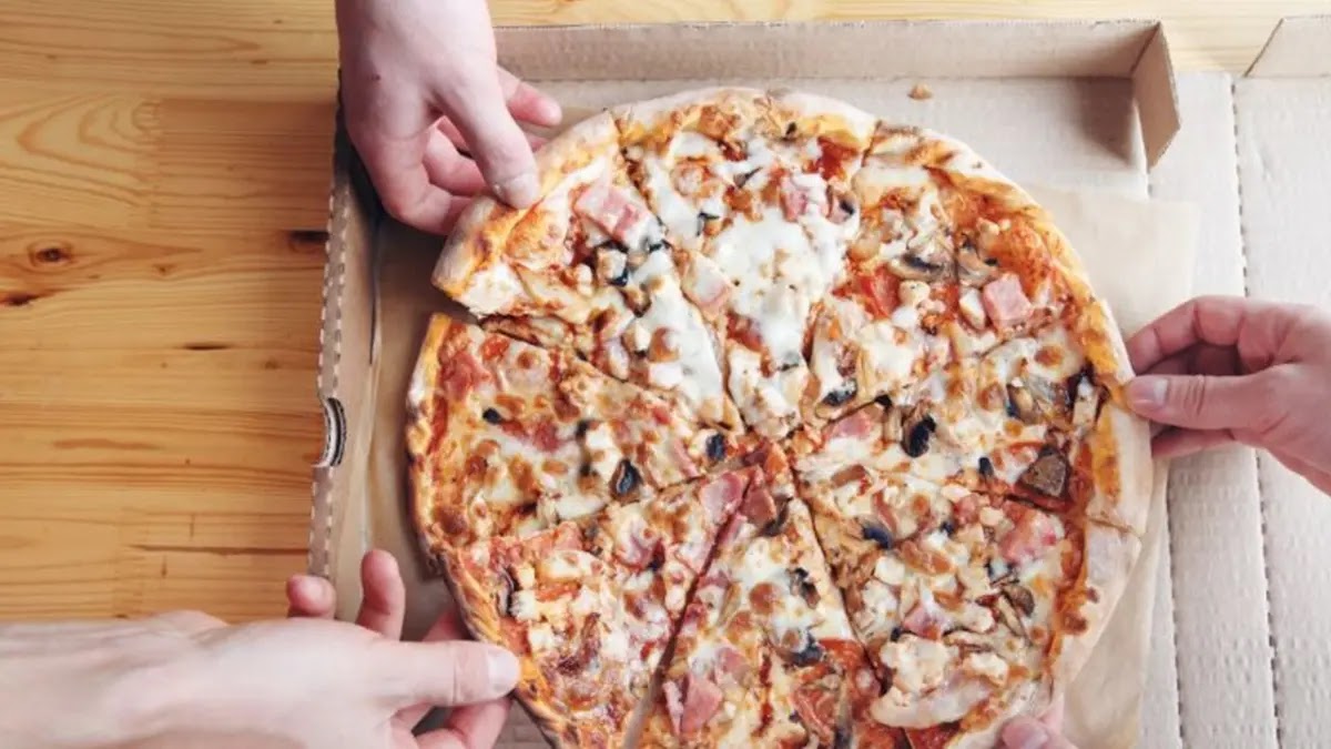 عجينة البيتزا المستديرة,الثقوب الصغيرة في علب البيتزا,Square Pizza Boxes,لماذا تقطع البيتزا مثلثات