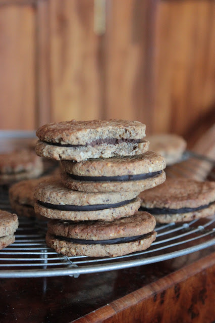 Sablés sarrasin-noisette fourrés chocolat vegan