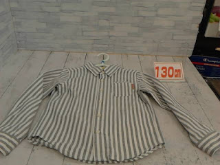中古品　子供服　１３０ｃｍ　ホワイト×グレー　ストライプ柄　長袖シャツ　３３０円