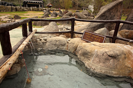 Boil eggs in a hot spring