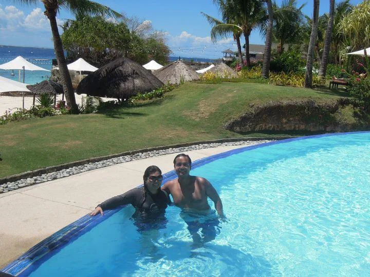 Travel couple blogger swimming at Shangri-La's Mactan Resort and Spa