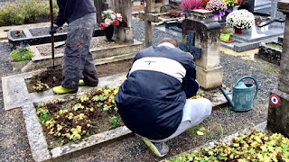 Reims : des détenus de la maison d'arrêt participent à l'entretien des cimetières pour la Toussaint