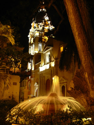 Una fuente iluminada, juso en la plaza Bolívar, donde te tomas un tintico mientras ves la gente pasar