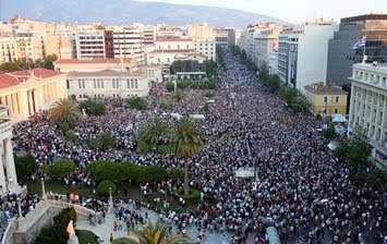 Οι αγορές πανηγυρίζουν, οι Έλληνες μουντζώνουν