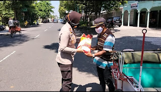 Kapolsek Mantrijeron Salurkan Bantuan Sosial ke Warga Terdampak PPKM