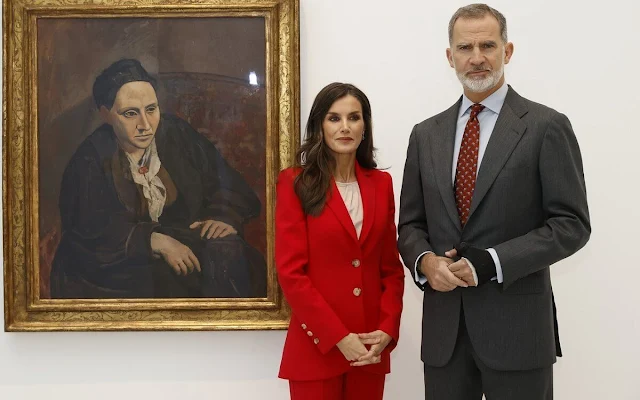 Carolina Herrera 2019 Pre-Fall collection. Queen Letizia wore a red longline suit jacket by Carolina Herrera