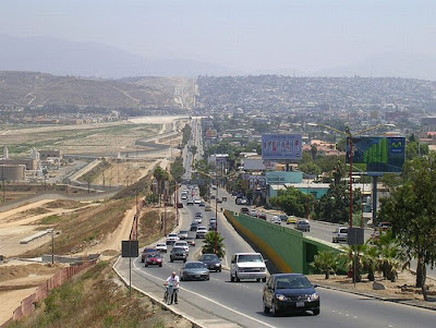 United States-Mexico Border Seen On lolpicturegallery.blogspot.com