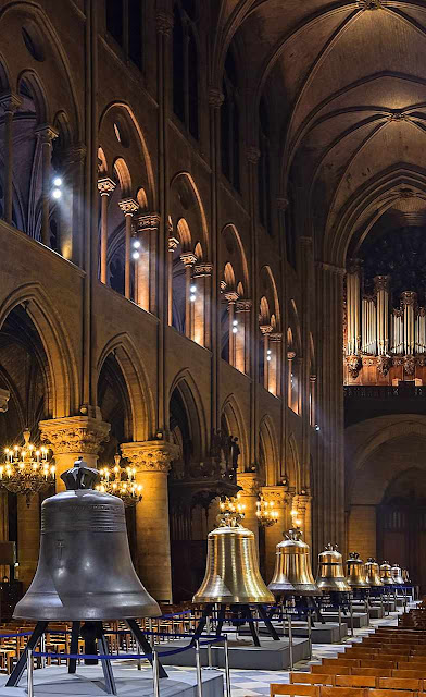 Sinos dispostos na catedral para a bênção