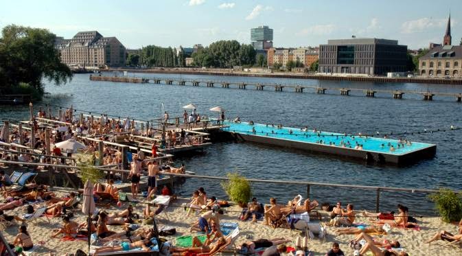 Pemandangan Kolam Renang Apung di Berlin