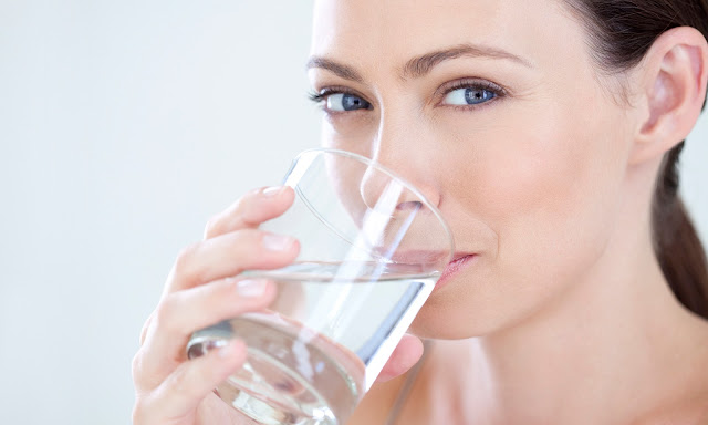 أهم 7 أسباب تُخبرك لماذا نحن بحاجة إلي شرب الماء