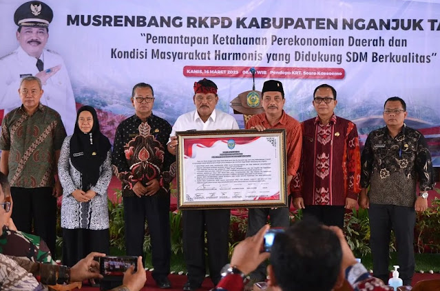 Plt Bupati Nganjuk Marhaen Djumadi (memakai ikat kepala merah) dalam kegiatan Musrenbang RKPD tahun 2024 di Pendopo KRT Sosrokoesoemo, Kamis 16 Maret 2023