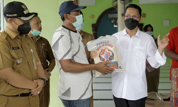 Dilokasi Tanah Longsor dan Banjir, Wawako Batam Salurkan Bantuan Sembako dari PHRI