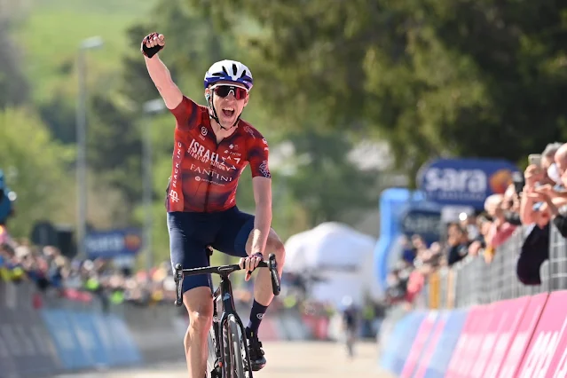 Daniel Martin vibra com vitória na etapa do Giro d'Italia