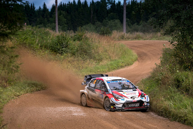 Toyota Yaris sideways on gravel