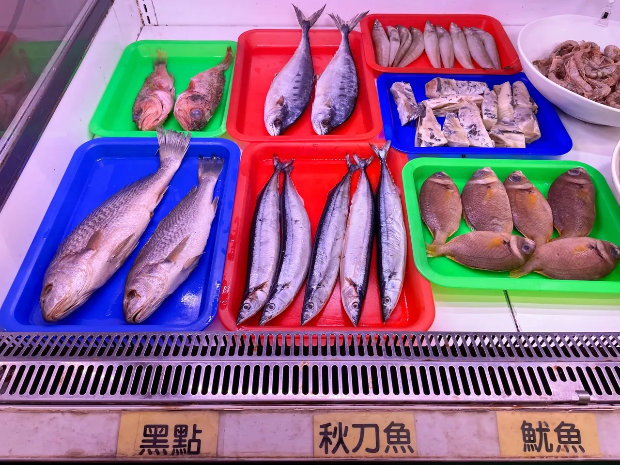 [高雄][林園]阿香澎湖碳烤｜當天現捕漁獲、超大魷魚、澎湖鮮蚵、現煮小卷麵線超狂豐富食材吃到飽｜平價碳烤CP值超高