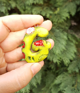 zombie, zombi, litery, alfabet, wisiorek, naszyjnik, na szyję, necklace, pendant, spooky, ugly, green, zielone, zielony, keychain, breloczek, brelok, prezent, gift, etsy