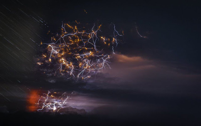 fotografías-tormentas-eléctricas-junto-a-erupciones-volcánicas-Francisco-Negroni