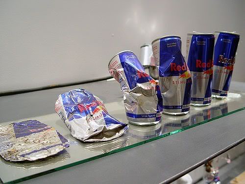 Arte com latas de Red Bull