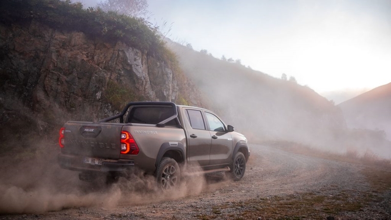 Yenilenen Toyota Hilux’un çekimleri, dünyanın en tehlikeli yolunda yapıldı