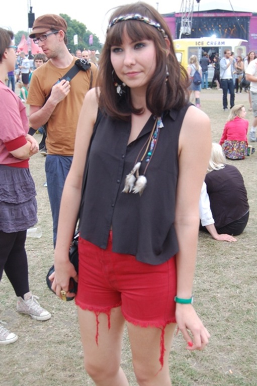 Headbands were out in full force on Sunday as seen on this lovely lady.