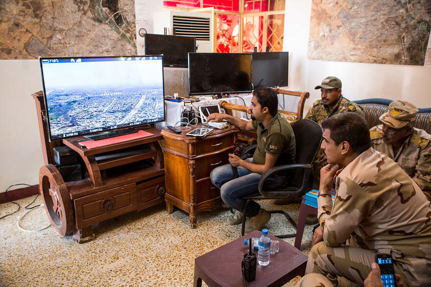 Powerful Heart-Breaking Pictures Of The Battle Of Mosul - Iraqi Army piloting a drone