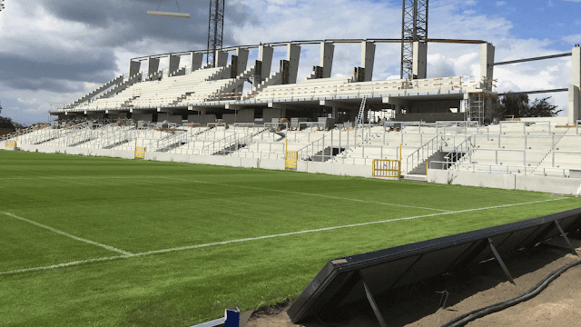 Prefab beton voor de nieuwe tribunes in het stadion van KV Mechelen