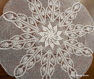 Sweet Nothings Crochet free crochet pattern blog, free crochet pattern for a table cover, photo of the Annanas table cover,