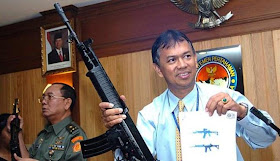 Direktur Pindad, Adik A Soedarson (kanan) memegang senjata buatan Pindad