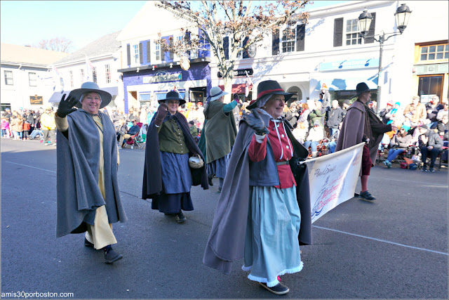 Descendientes del Mayflower en el Desfile de Acción de Gracias de Plymouth 