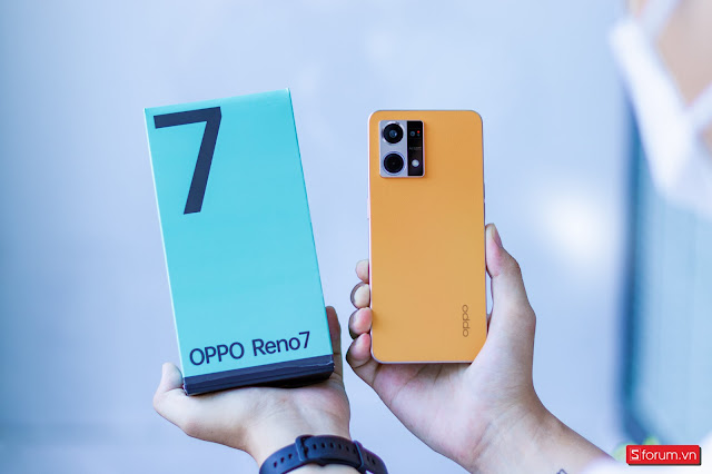 Trên tay OPPO Reno7 4G: Mặt lưng độc đáo, cấu hình phần cứng tốt, giá 8.99 triệu đồng