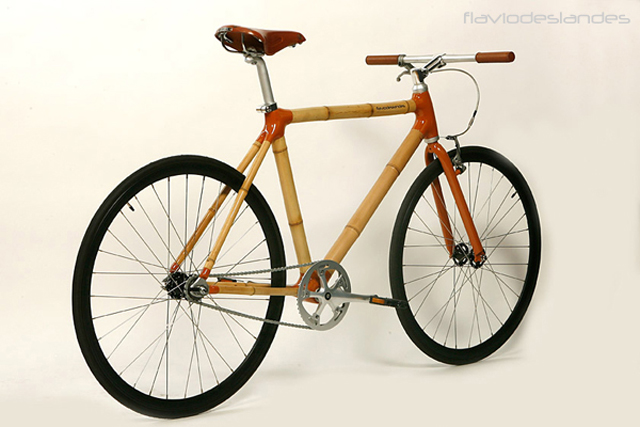 Designer brasileiro cria bicicleta de bambu e ainda ajuda comunidade carente