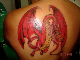 Dragão vermelho tatuado nas costas