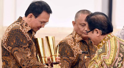 INI DIA REAKSI AHOK SETELAH TERIMA 4 PENGHARGAAN SEKALIGUS