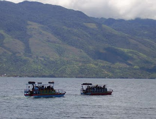 Naik Perahu di Danau Singkarak