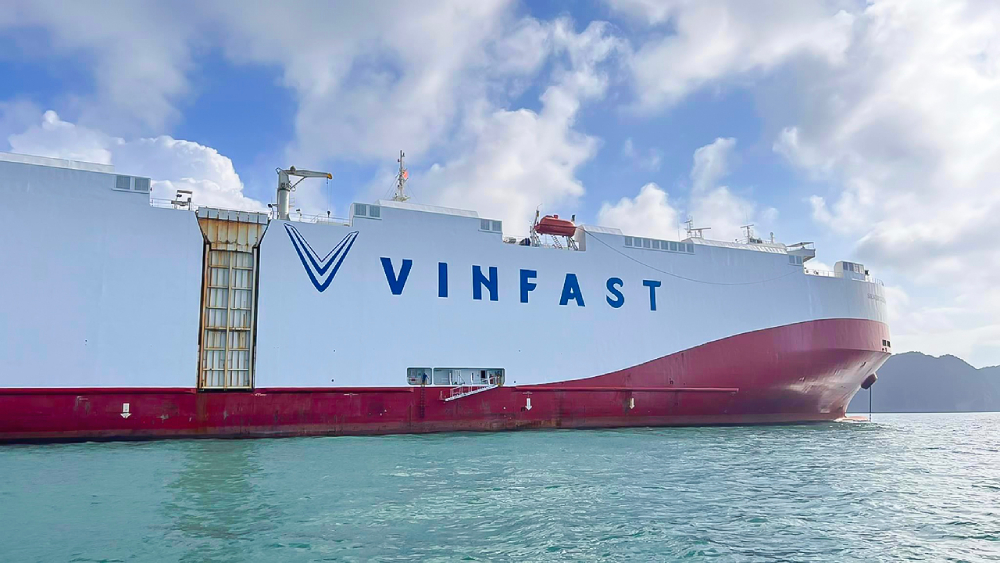 Con tàu VinFast chở lô ô tô điện VF 8 đầu tiên xuất khẩu để bàn giao tới khách hàng quốc tế